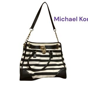 MICHAEL KORS HAMILTON BLACK/WHITE STRIPED SHOULDER BAG WITH ZIPPER LOCK AND KEY